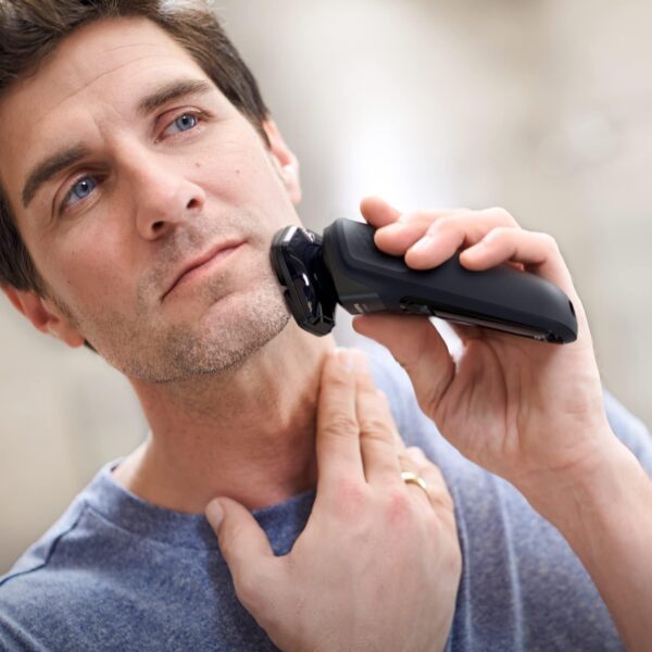 PHILIPS Shaver Series 5000 with Advanced SkinIQ, Wet & Dry Men's Electric Shaver with Integrated Pop-up Trimmer, 60 mins Run Time - S5588/30, Deep Black, [comes with UK Plug] - Image 6